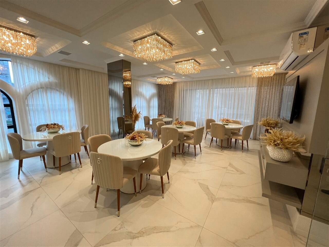 Apartamento à venda no Meia Praia: Salão de festas