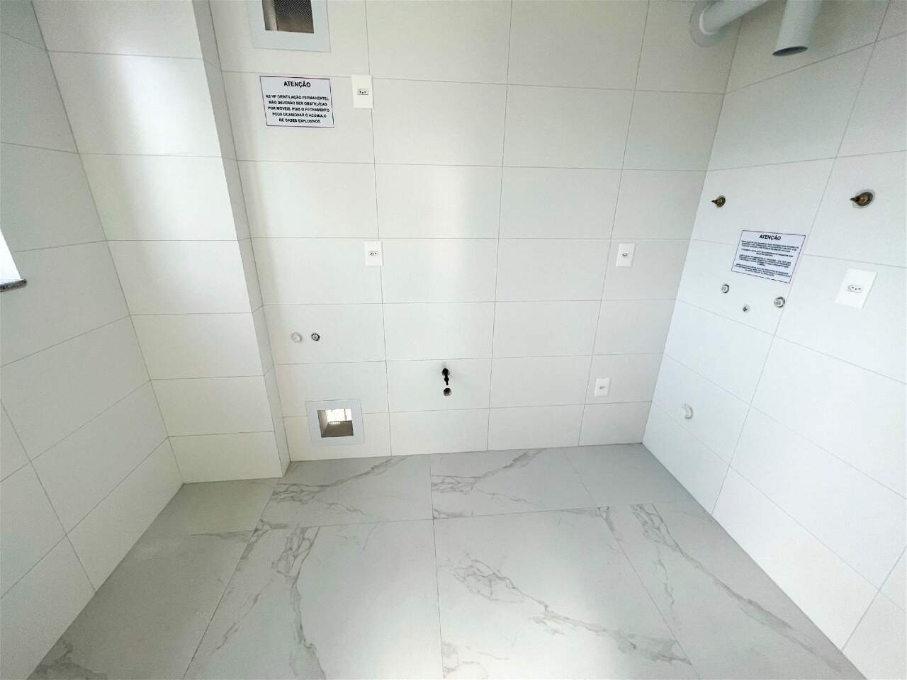 Apartamento à venda no Meia Praia: Cozinha 