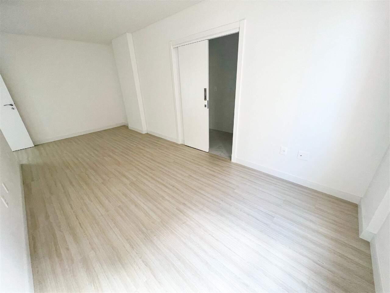 Apartamento à venda no Meia Praia: Suíte 04