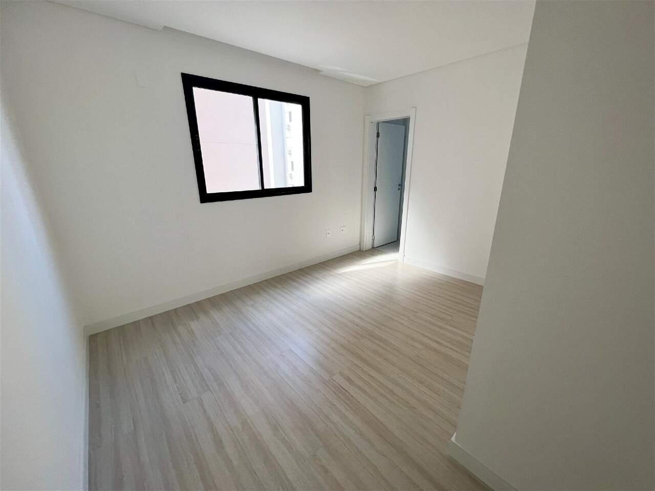 Apartamento à venda no Meia Praia: Suíte 03
