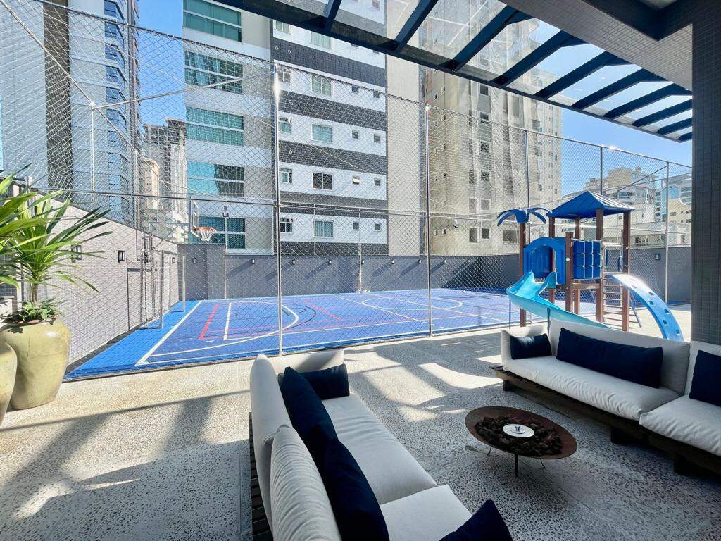 Apartamento à venda no Meia Praia: Área externa e quadra