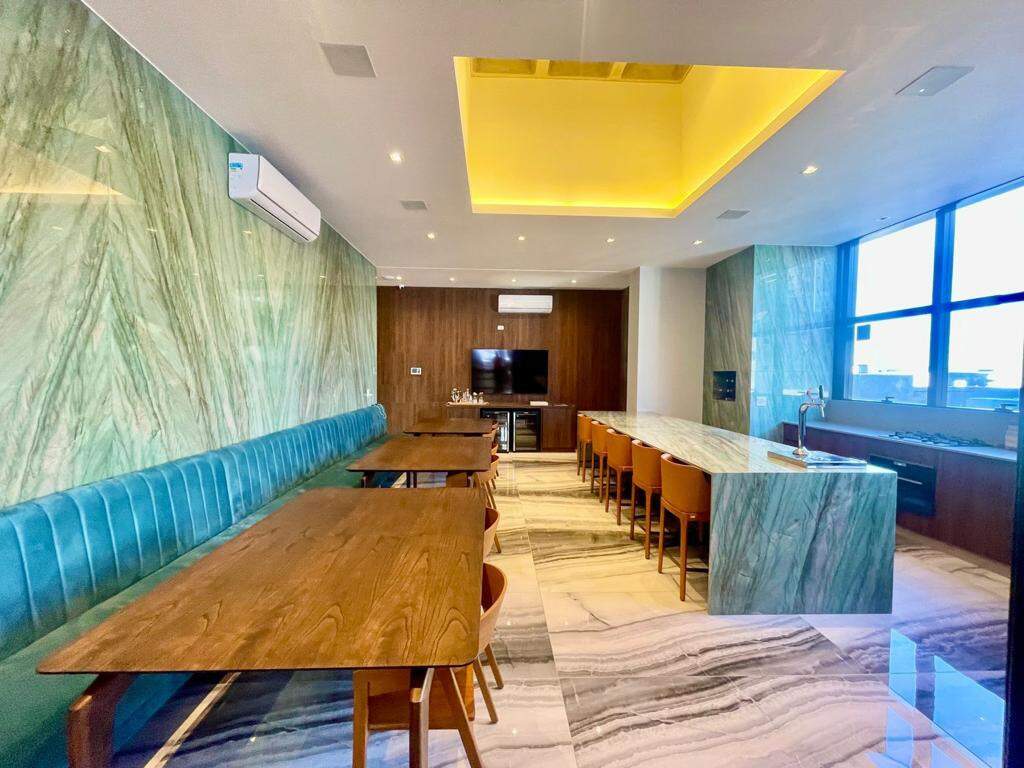 Apartamento à venda no Meia Praia: Salão de festas