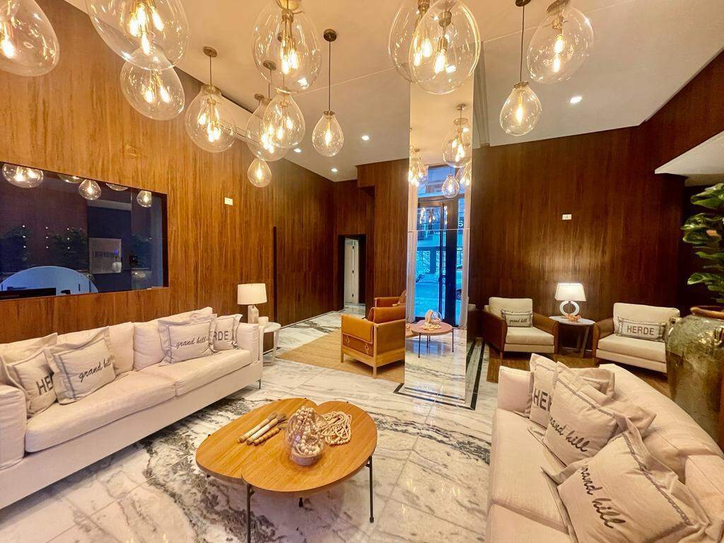 Apartamento à venda no Meia Praia: Hall de entrada