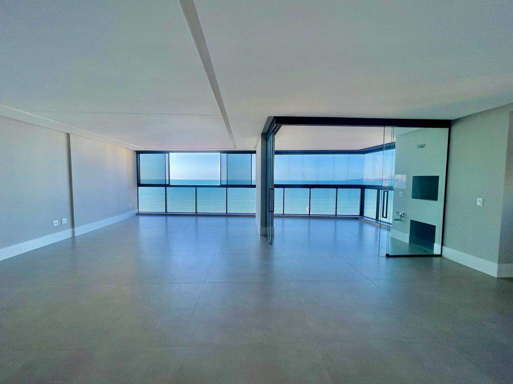 Apartamento à venda no Meia Praia: Living 