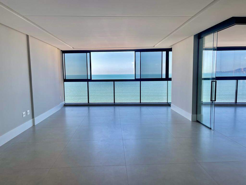 Apartamento à venda no Meia Praia: Living 