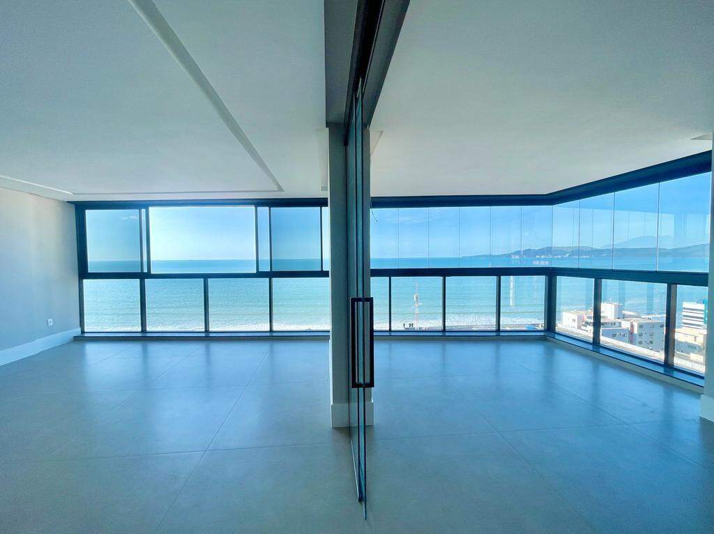 Apartamento à venda no Meia Praia: Living 