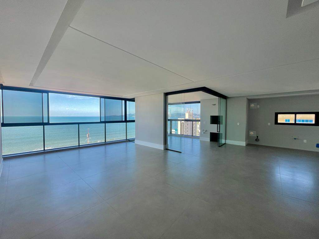 Apartamento à venda no Meia Praia: Living com vista para o mar