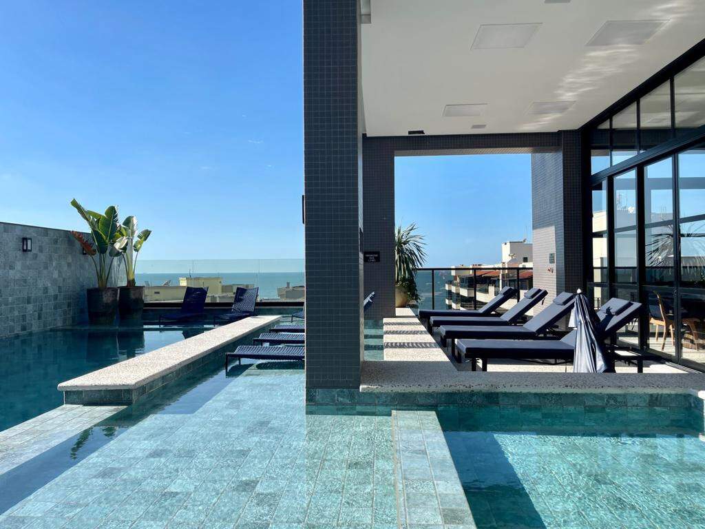 Apartamento à venda no Meia Praia: Piscina