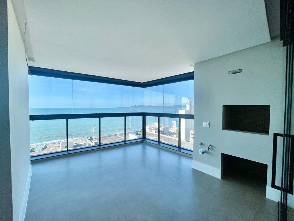Apartamento à venda no Meia Praia: Sacada com churrasqueira e vista para o mar