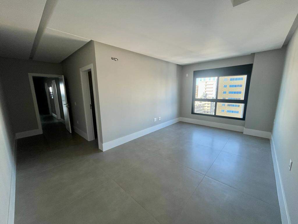 Apartamento à venda no Meia Praia: Suíte 03