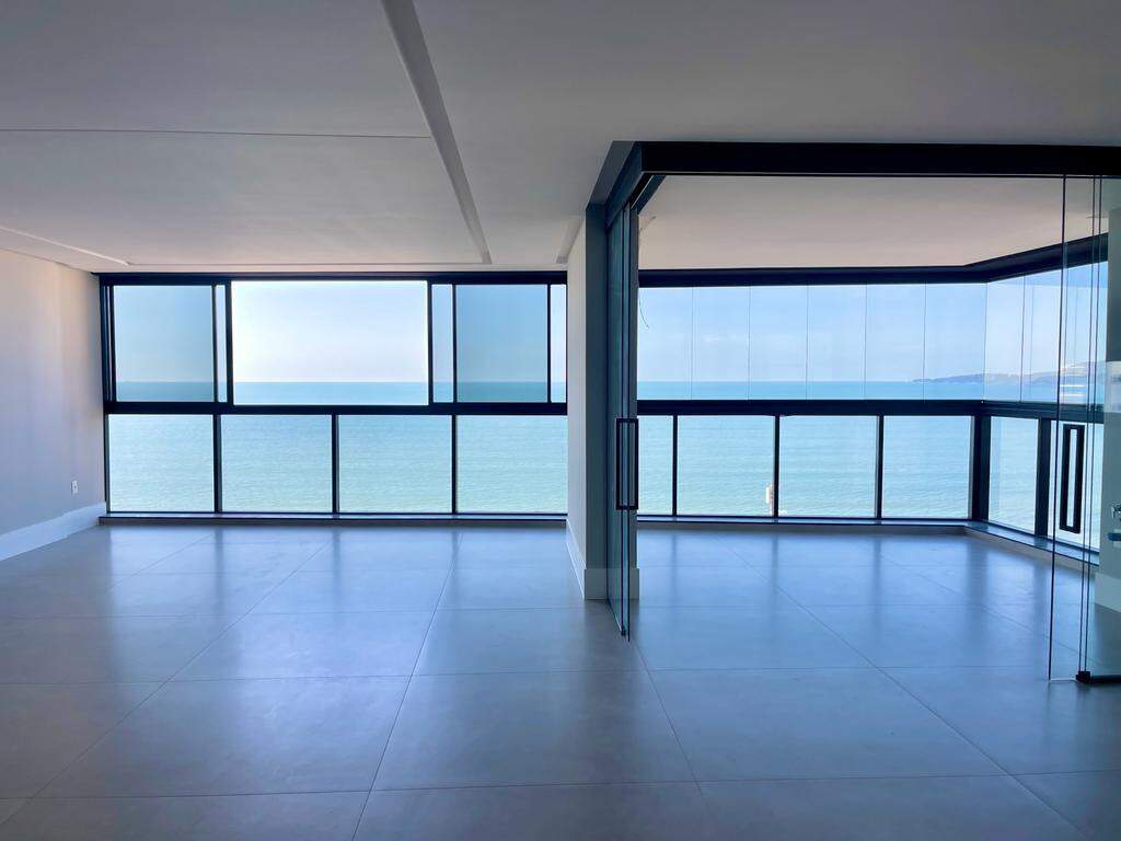 Apartamento à venda no Meia Praia: Living 