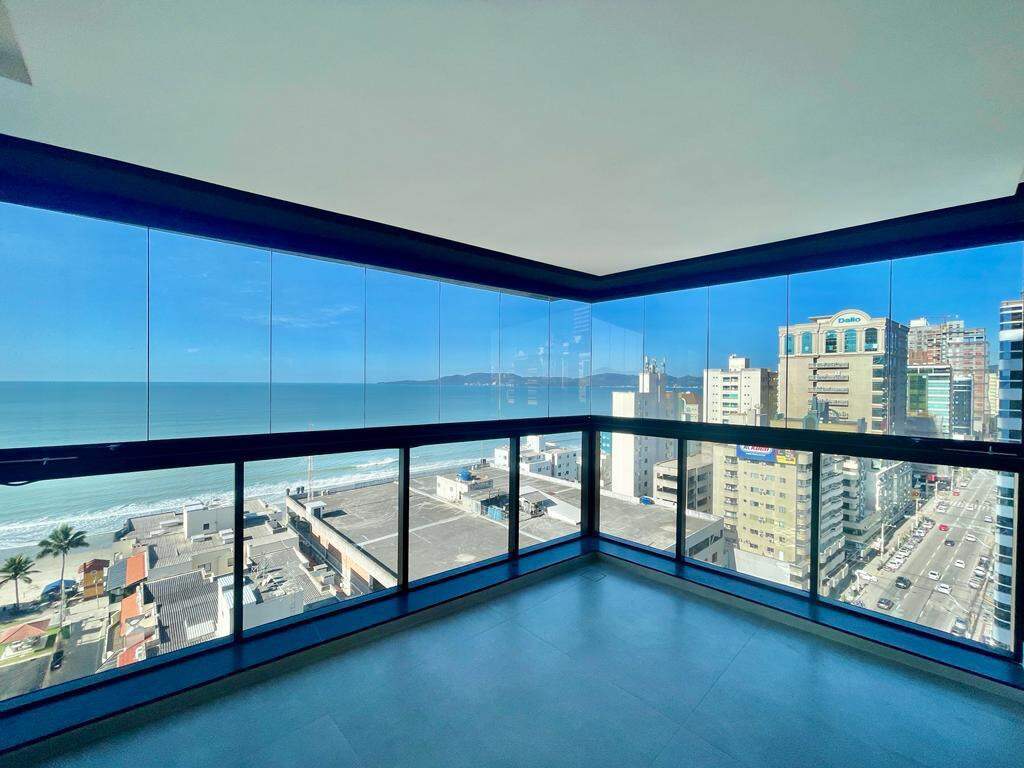 Apartamento à venda no Meia Praia: Sacada 