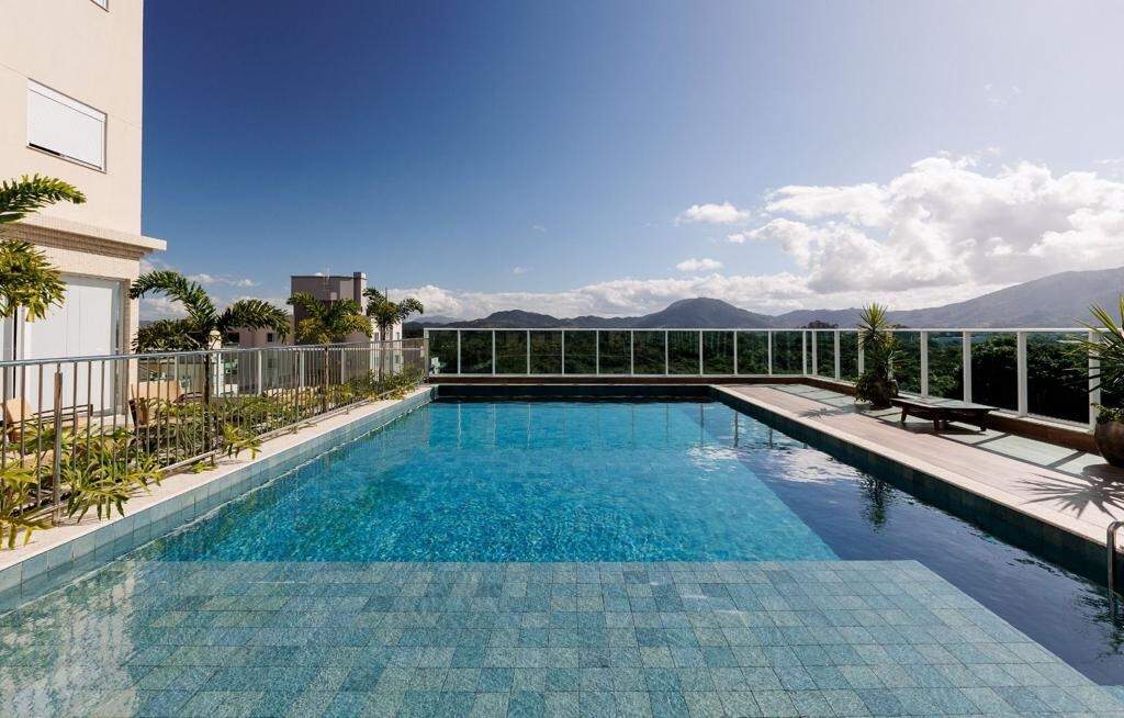 Apartamento à venda no Meia Praia: Piscina 