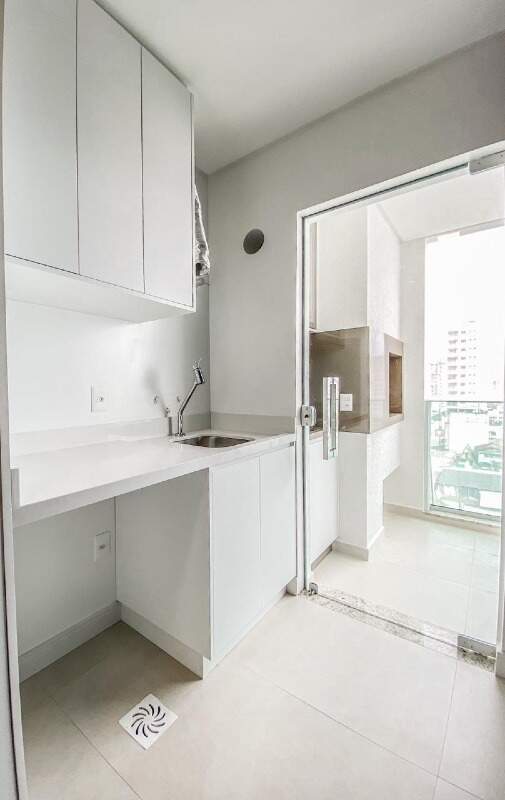 Apartamento à venda no Meia Praia: Lavaneria