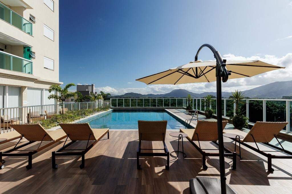 Apartamento à venda no Meia Praia: Piscina