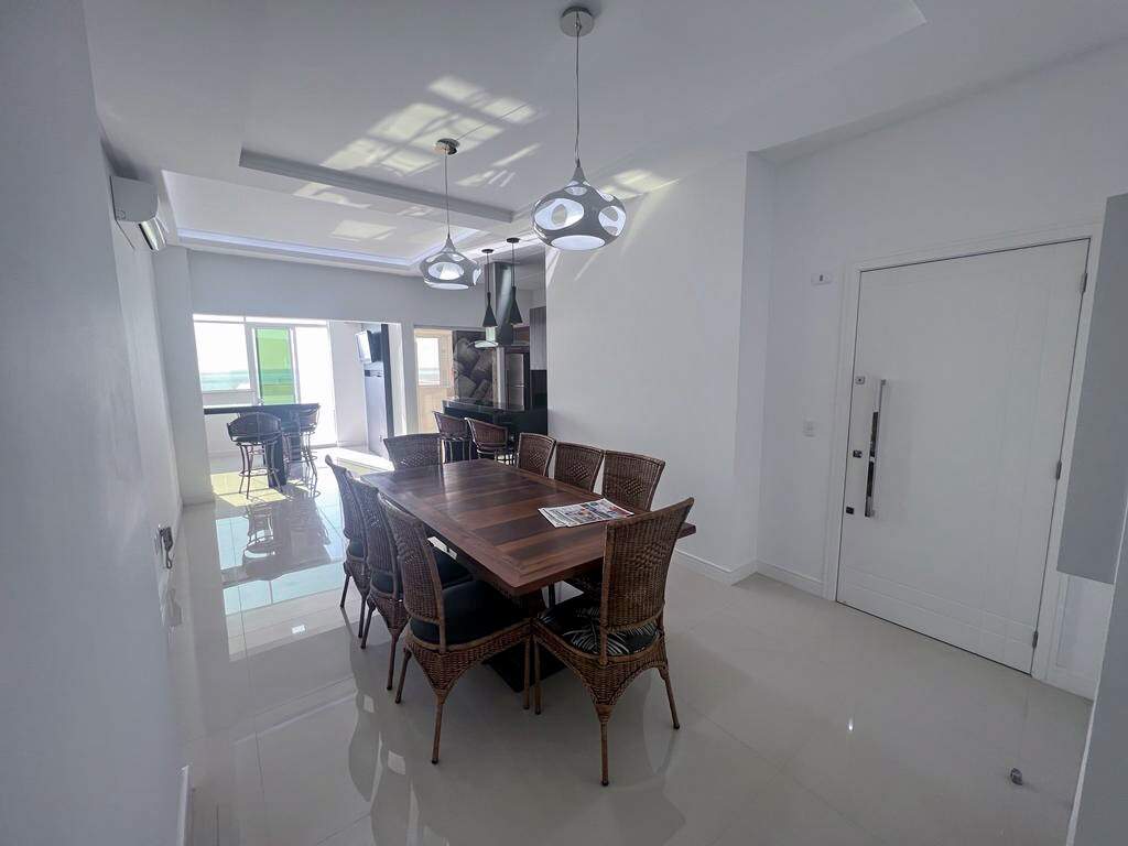 Apartamento à venda no Meia Praia: Sala de jantar