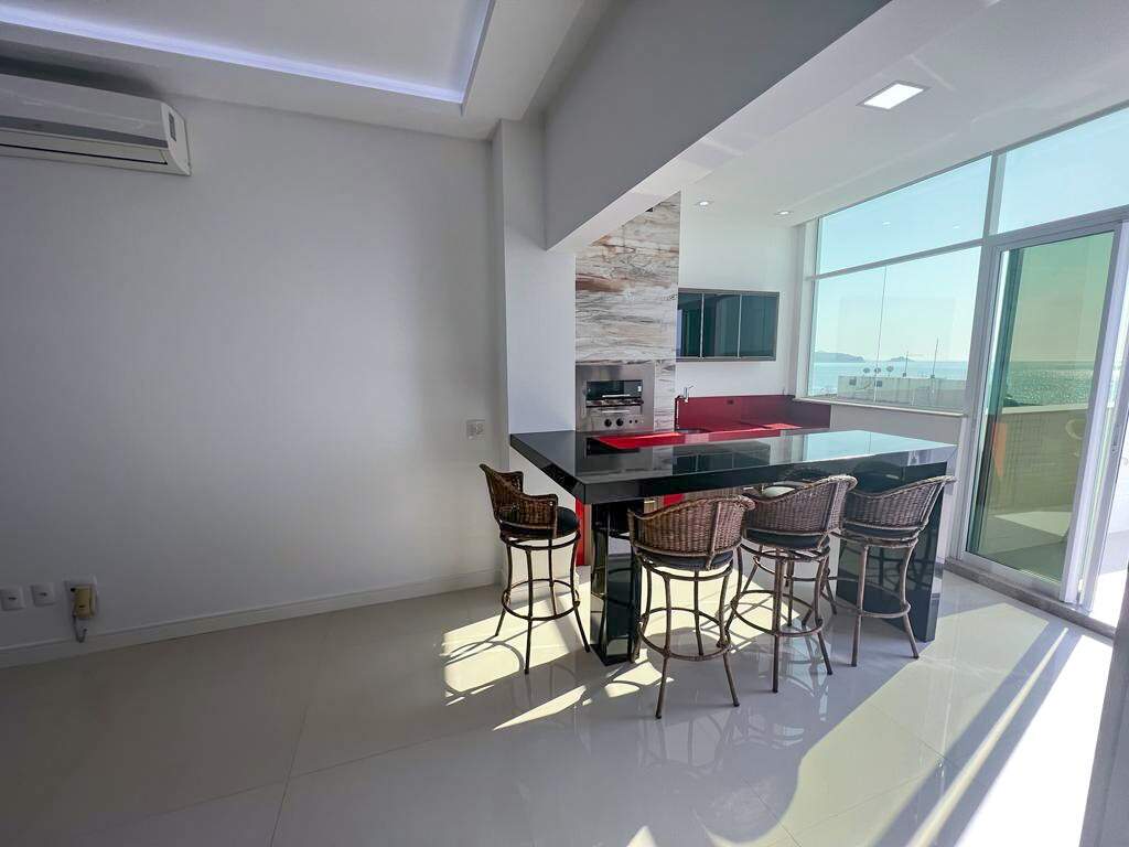 Apartamento à venda no Meia Praia: Sacada com churrasqueira