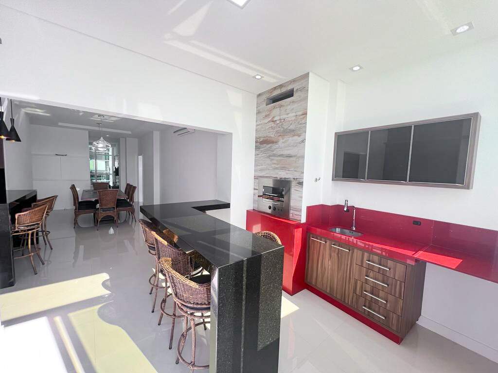 Apartamento à venda no Meia Praia: Sacada com churrasqueira