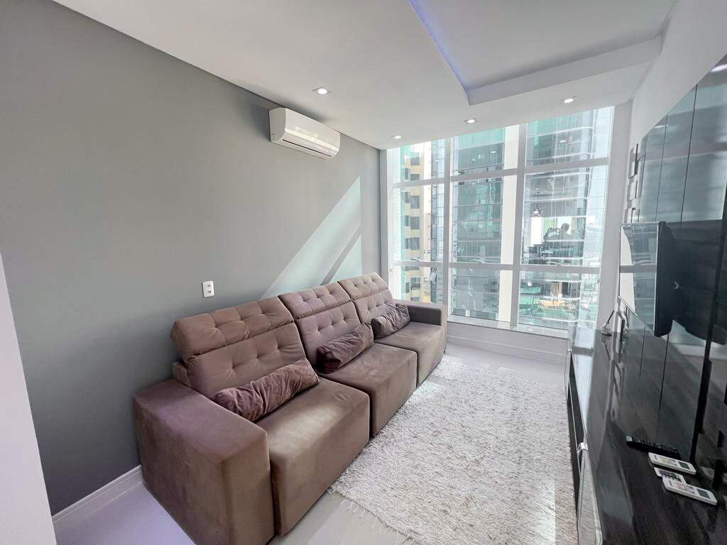 Apartamento à venda no Meia Praia: Living