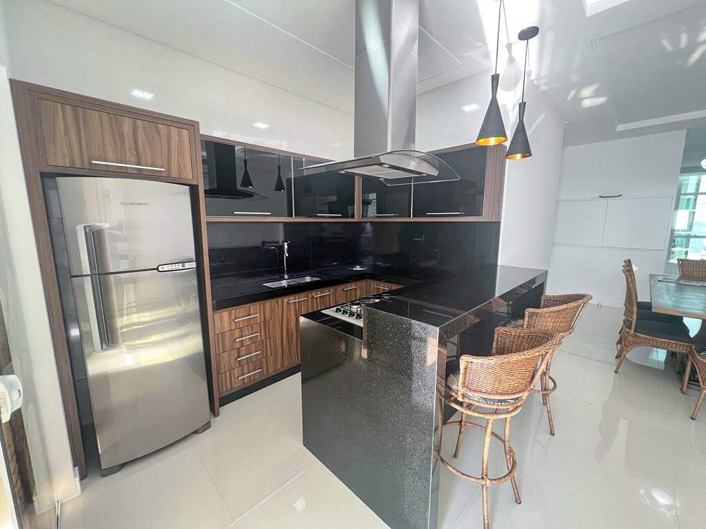 Apartamento à venda no Meia Praia: Cozinha