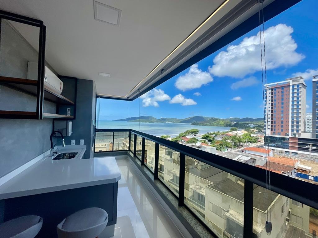 Apartamento à venda no Perequê: Sacada com churrasqueira e vista para o mar