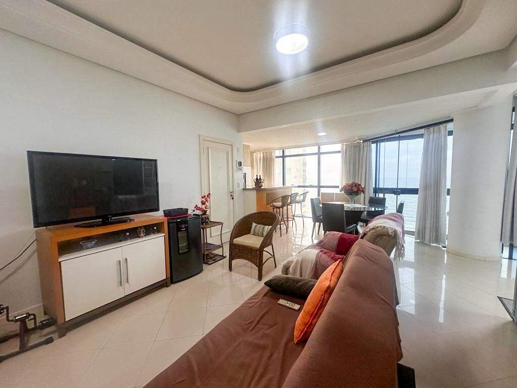 Apartamento à venda no Meia Praia: Living 