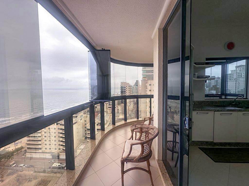 Apartamento à venda no Meia Praia: Sacada 