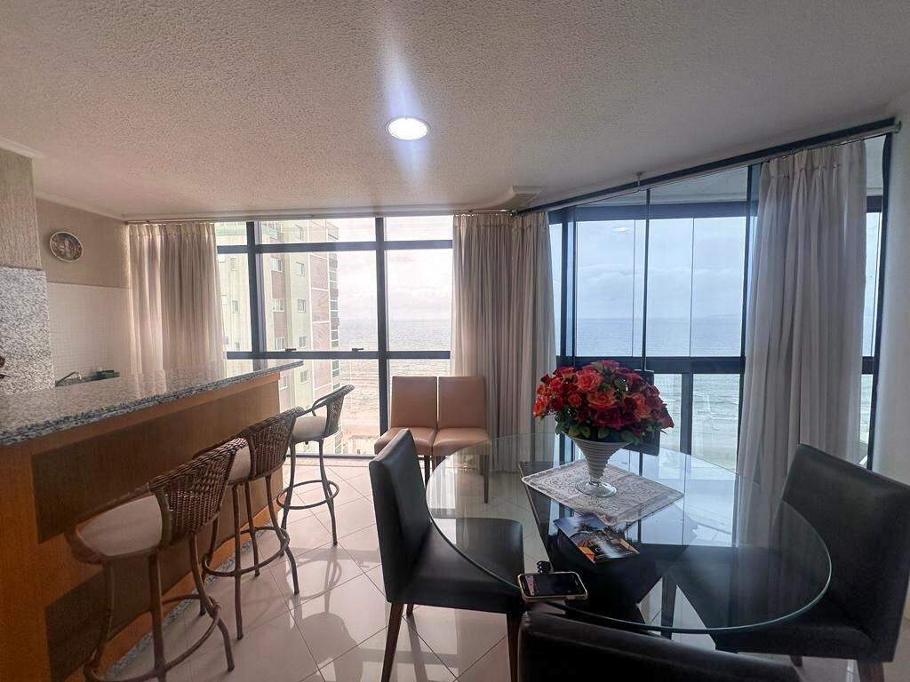 Apartamento à venda no Meia Praia: Área gourmet com churrasqueira e sala de jantar