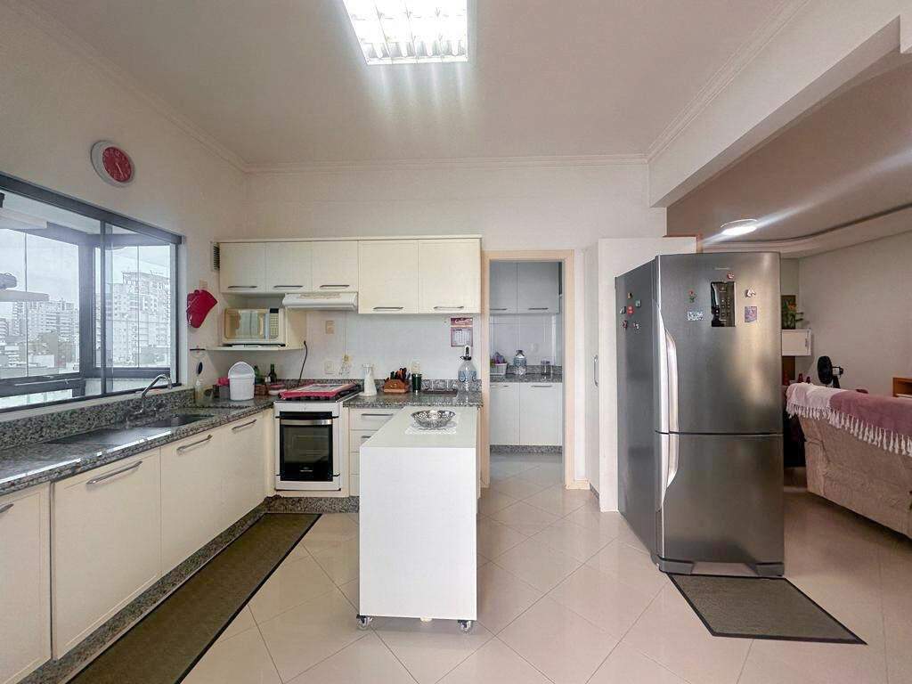 Apartamento à venda no Meia Praia: Cozinha