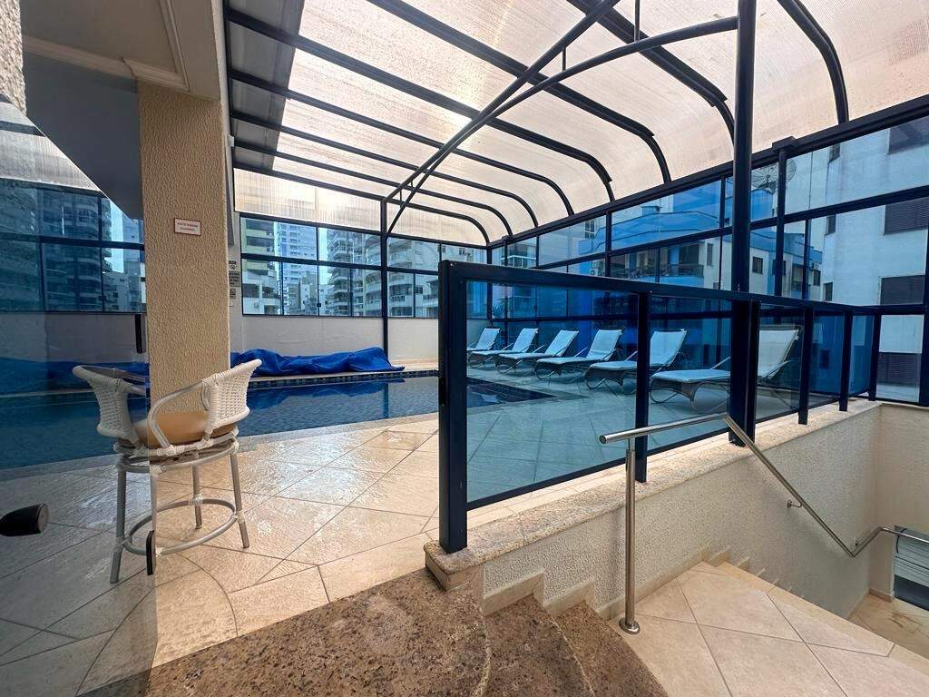 Apartamento à venda no Meia Praia: Piscina 