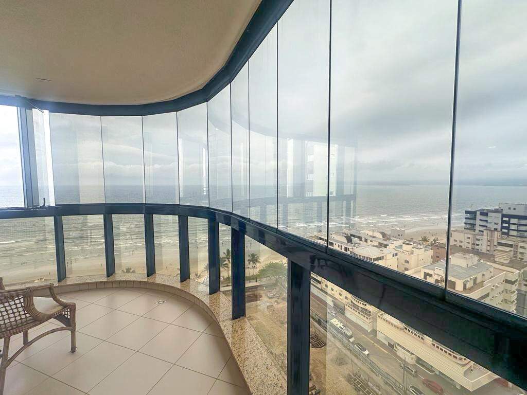 Apartamento à venda no Meia Praia: Sacada