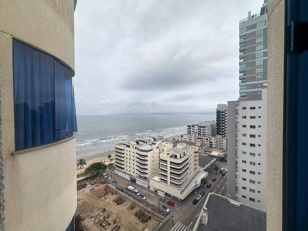 Apartamento à venda no Meia Praia: Vista da suíte 02