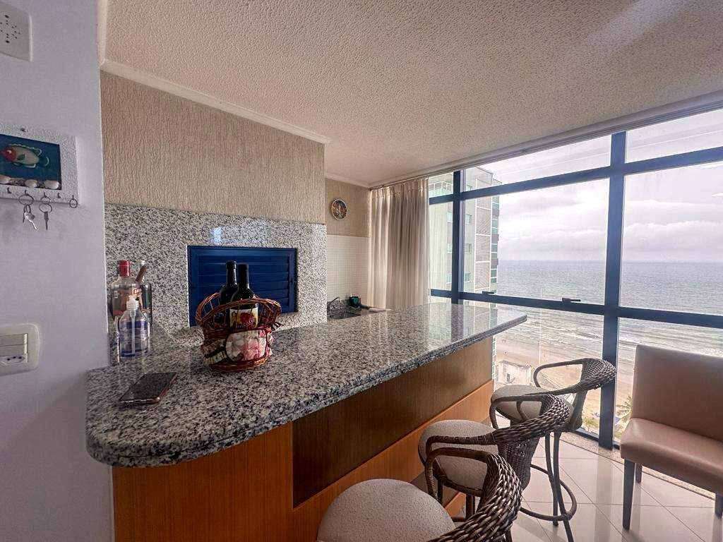 Apartamento à venda no Meia Praia: Área gourmet com churrasqueira 