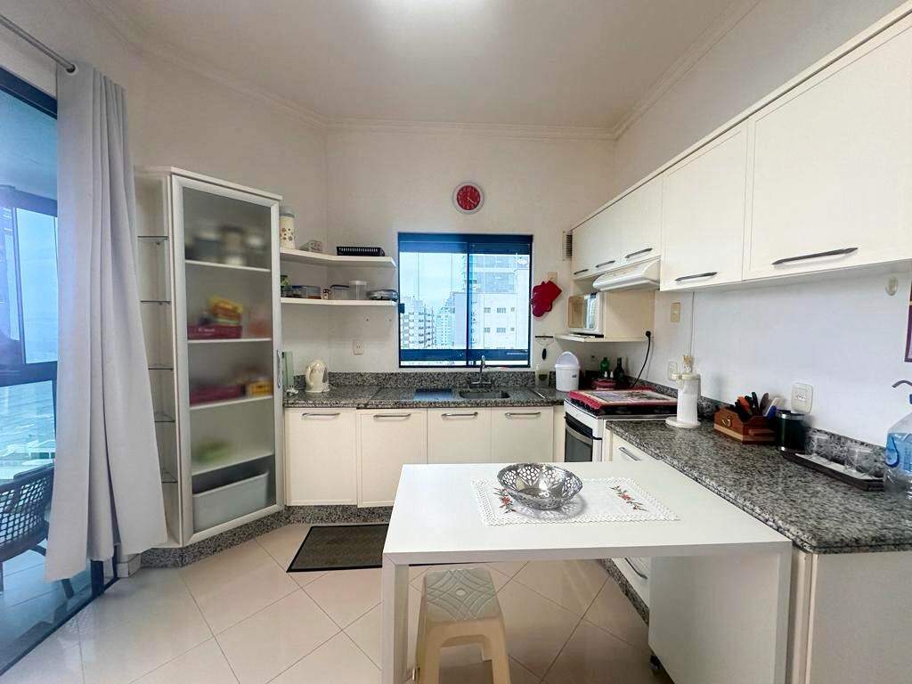 Apartamento à venda no Meia Praia: Cozinha