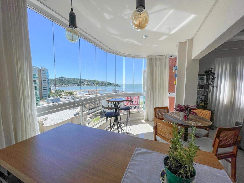 Apartamento à venda no Centro: Sacada com churrasqueira e vista para o mar