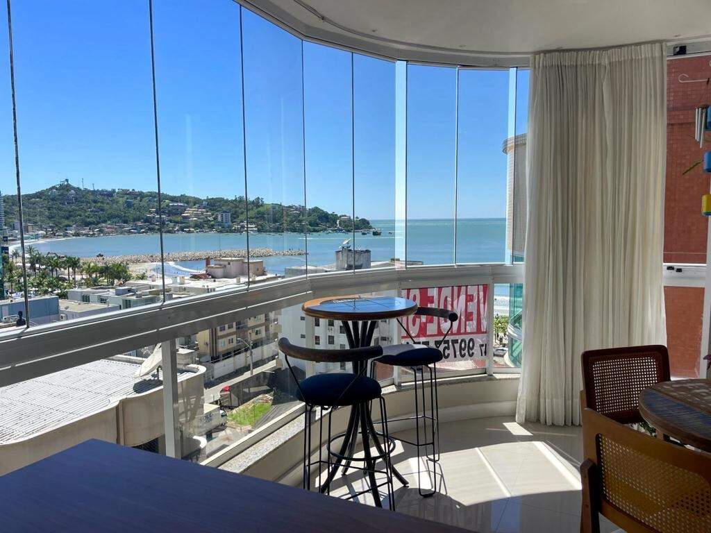 Apartamento à venda no Centro: Sacada com churrasqueira e vista para o mar