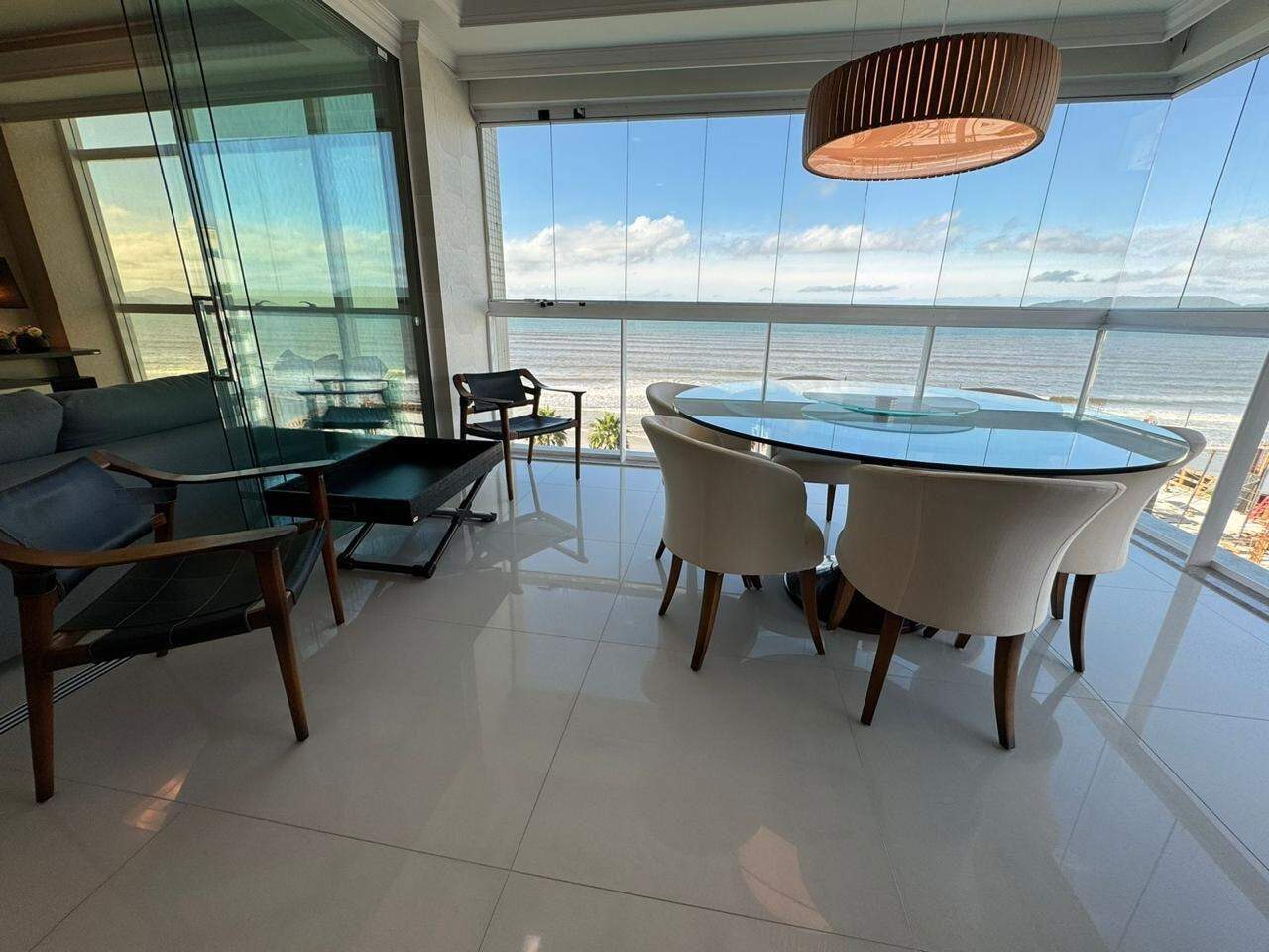 Apartamento à venda no Meia Praia: 