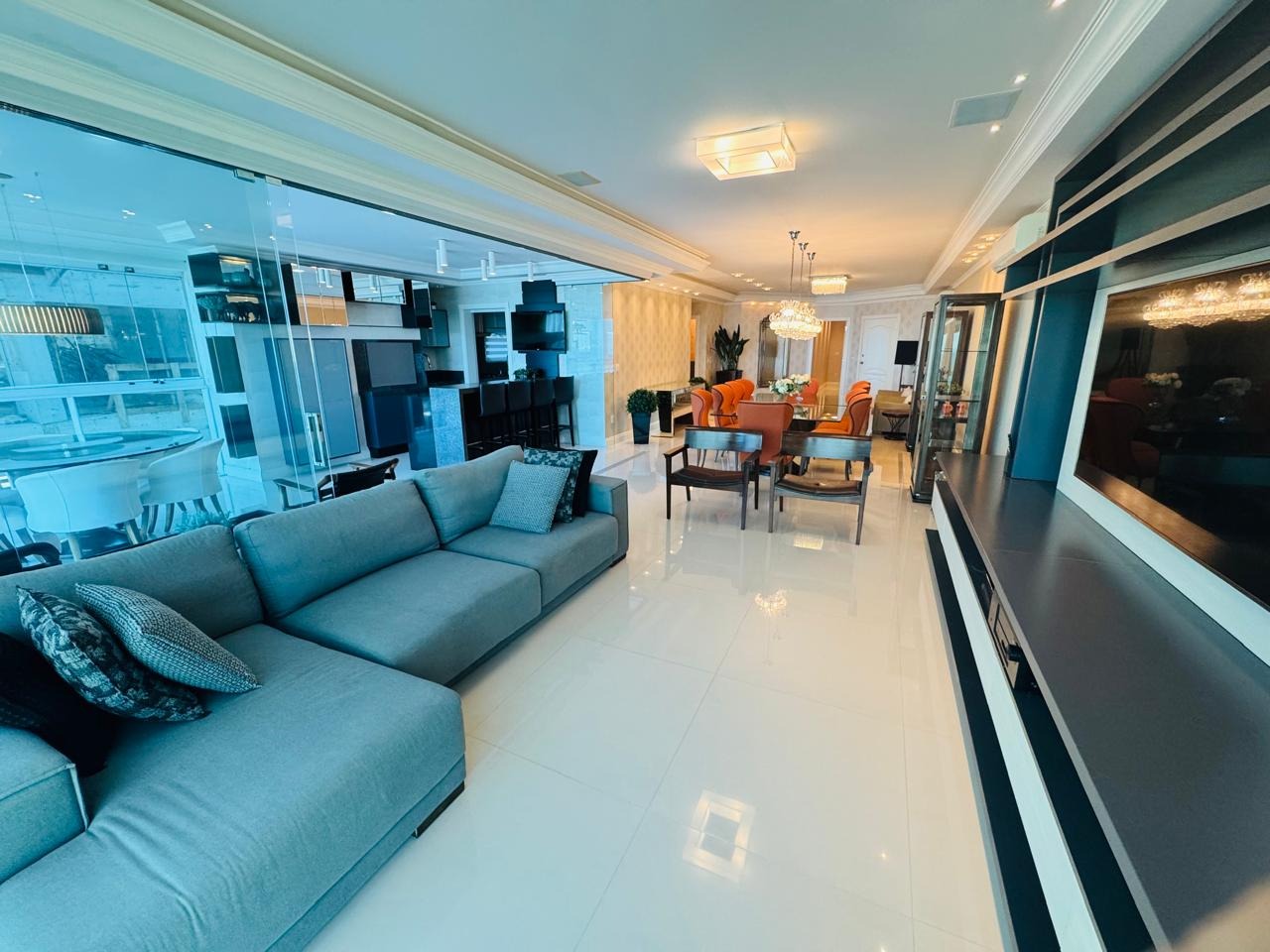 Apartamento à venda no Meia Praia: 