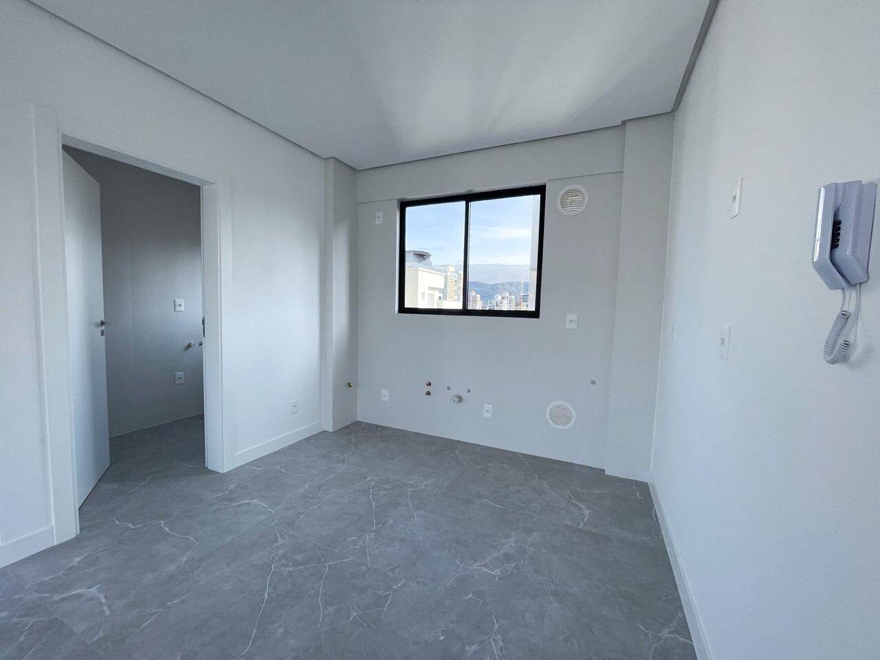 Apartamento à venda no Meia Praia: