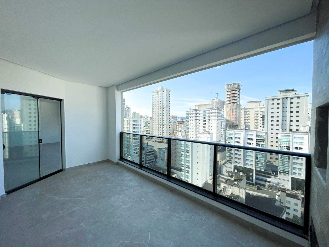 Apartamento à venda no Meia Praia: