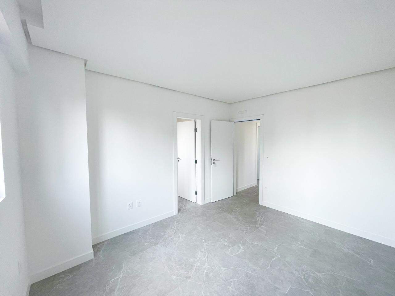 Apartamento à venda no Meia Praia: