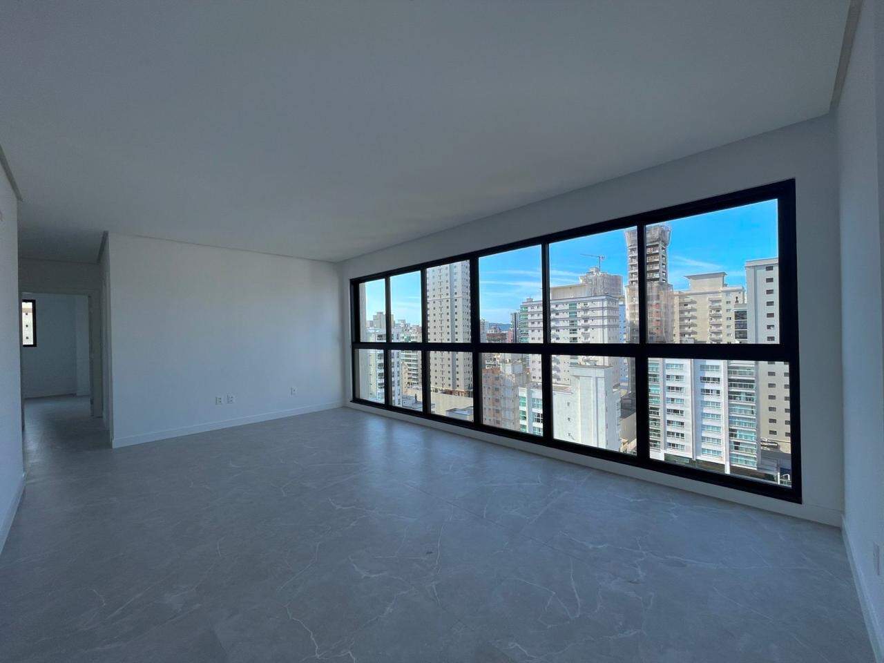 Apartamento à venda no Meia Praia: 