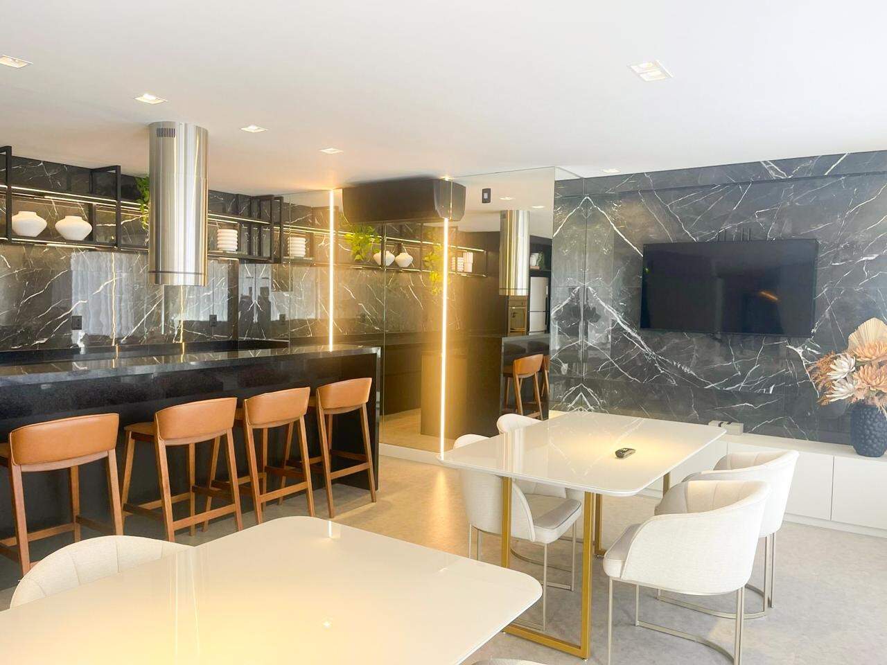 Apartamento à venda no Meia Praia: