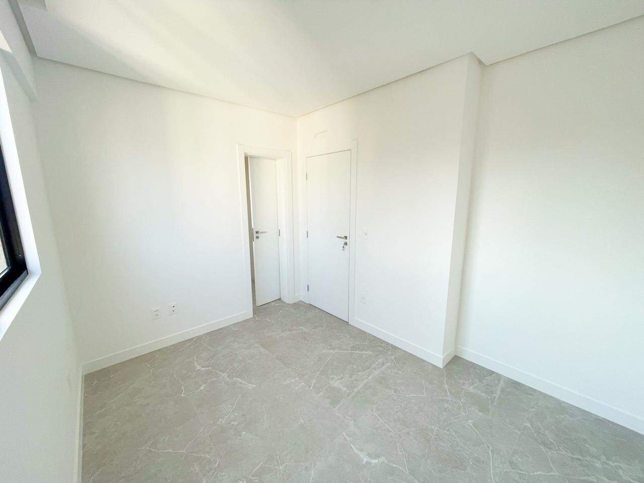 Apartamento à venda no Meia Praia: