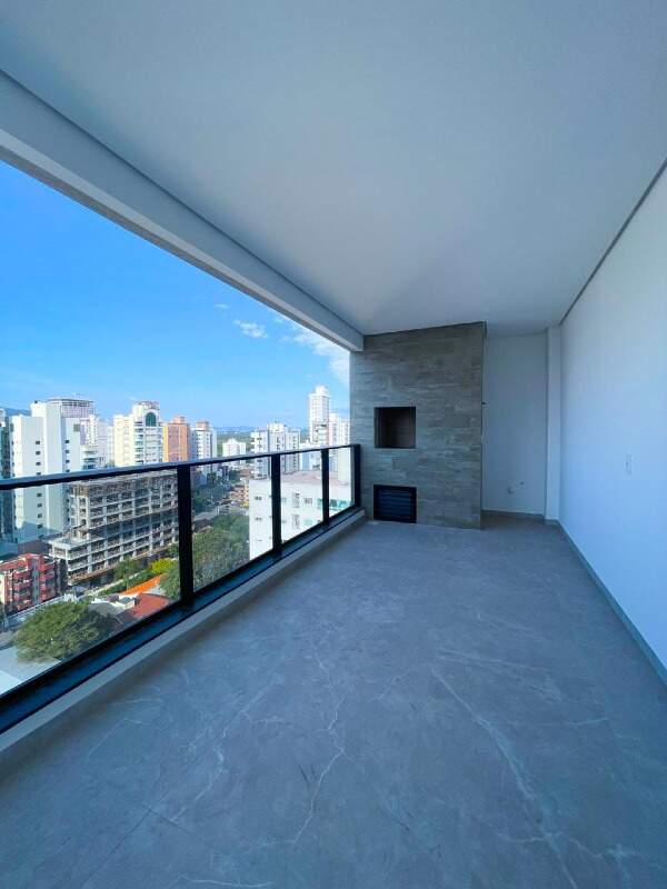 Apartamento à venda no Meia Praia: