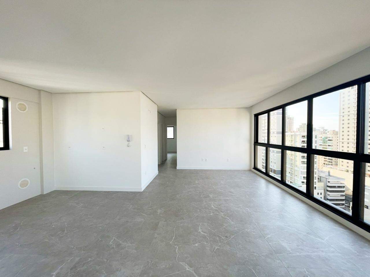 Apartamento à venda no Meia Praia: