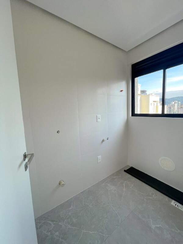 Apartamento à venda no Meia Praia: