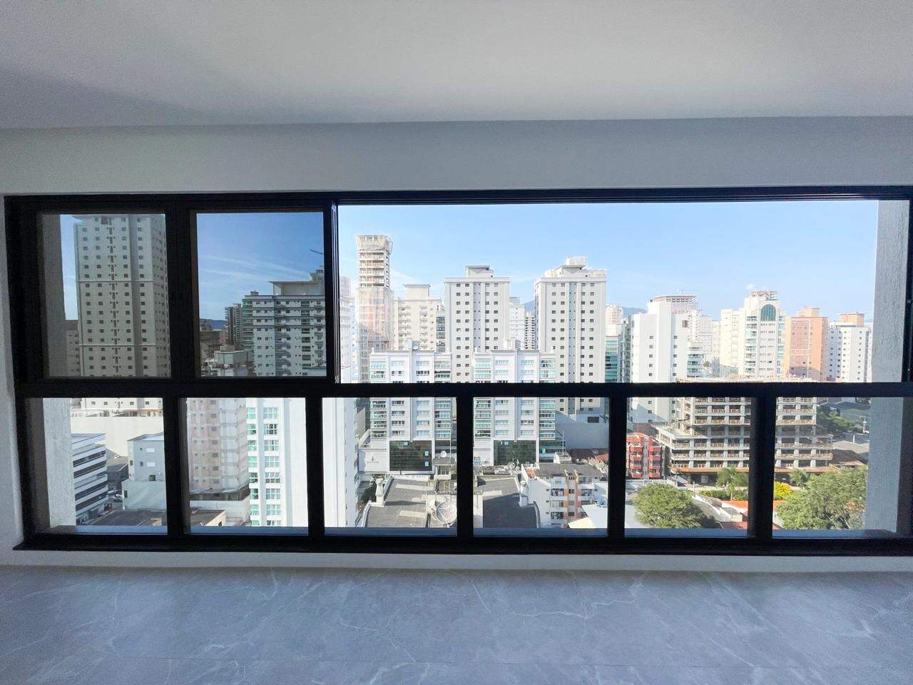 Apartamento à venda no Meia Praia: