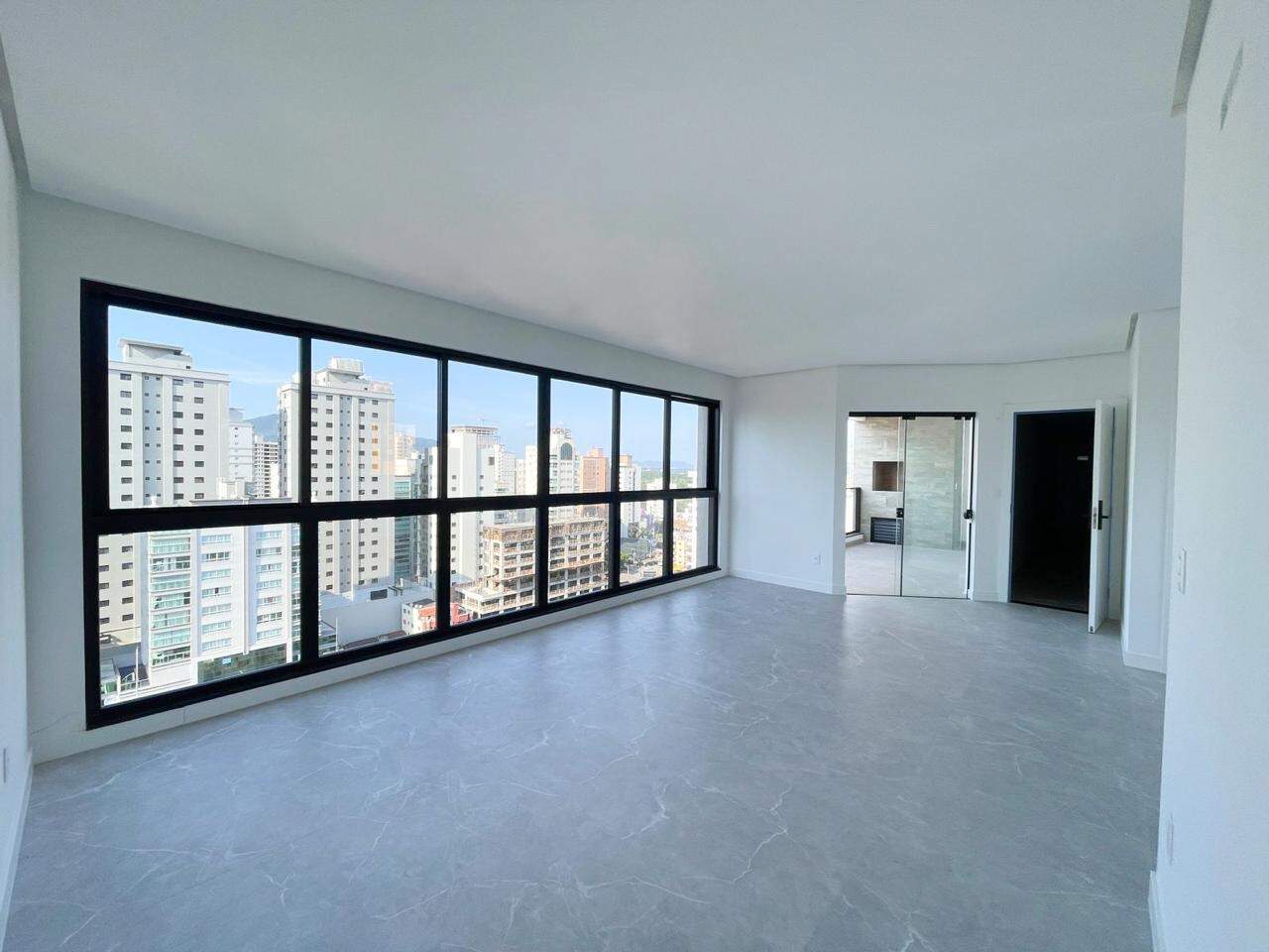 Apartamento à venda no Meia Praia: