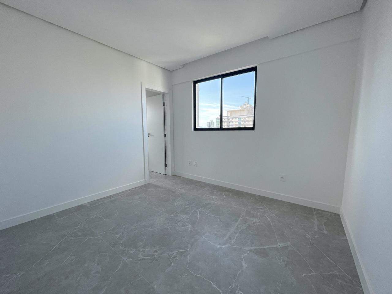 Apartamento à venda no Meia Praia: